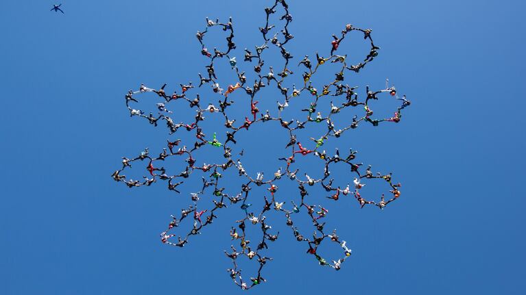 164 paracaídas rompieron un récord mundial.