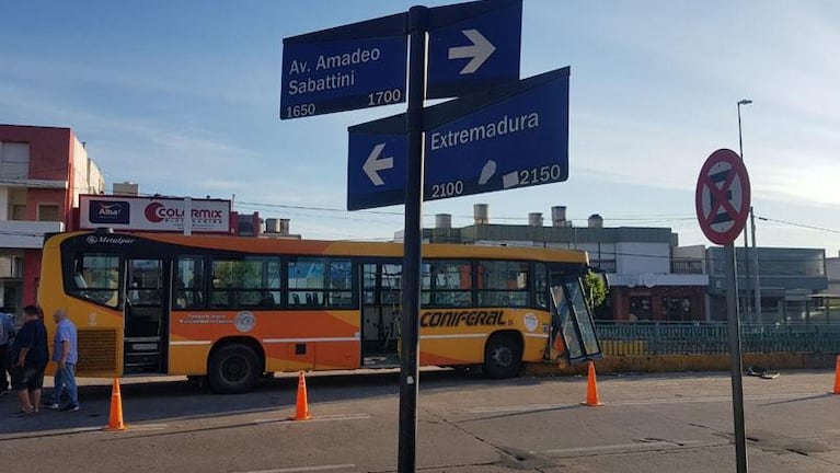 17 heridos al chocar un colectivo de Coniferal contra la barrera de ingreso a un túnel