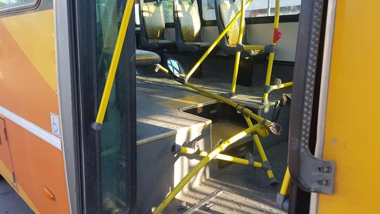 17 heridos al chocar un colectivo de Coniferal contra la barrera de ingreso a un túnel