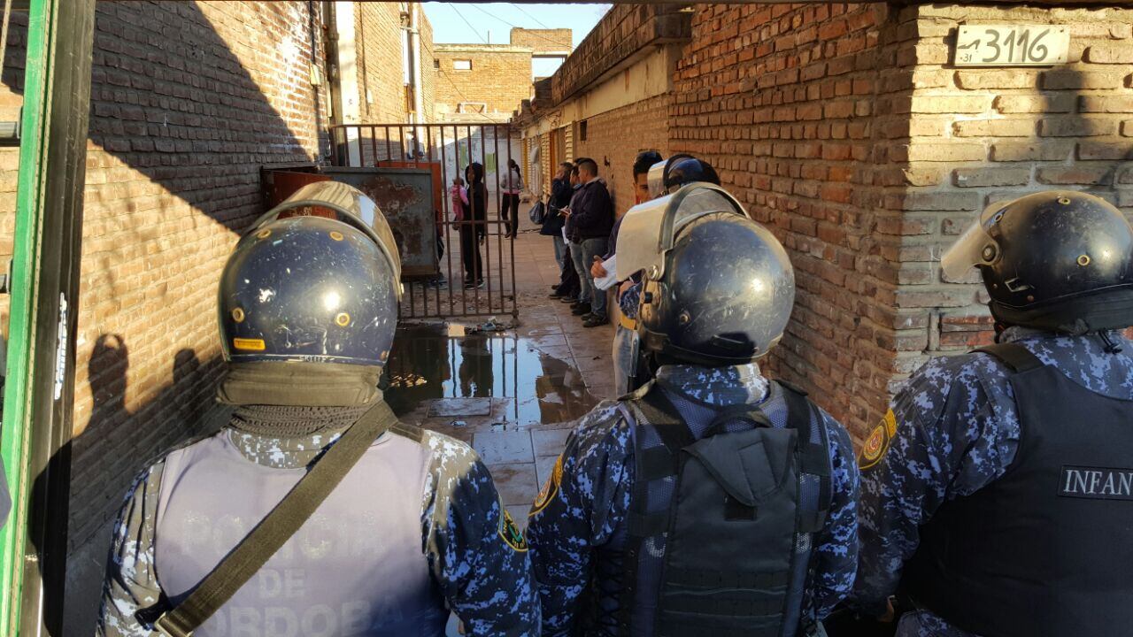 26 detenidos en un complejo de 77 departamentos. Foto: Sebastián Pfaffen.