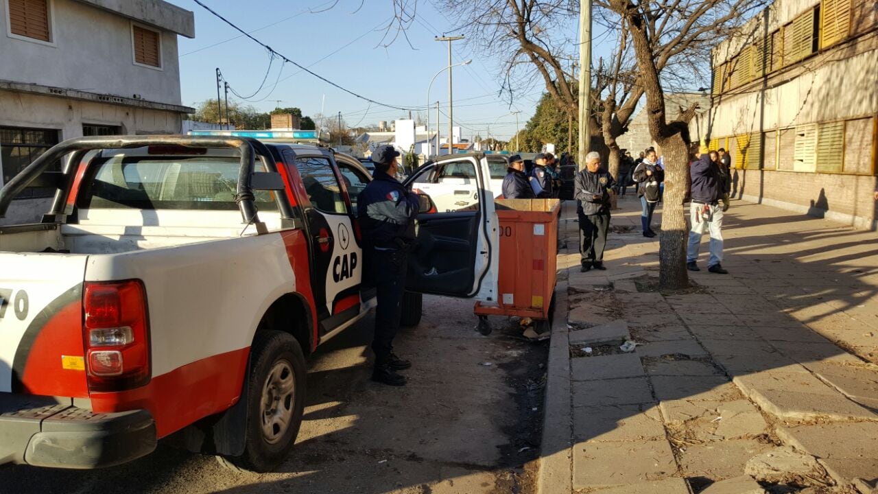 26 detenidos en un complejo de 77 departamentos. Foto: Sebastián Pfaffen.