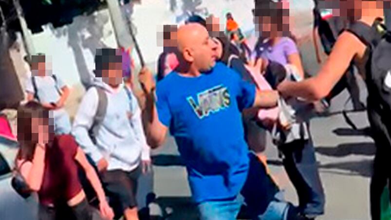 El violento episodio ocurrió a la salida de un colegio de General Bustos.
