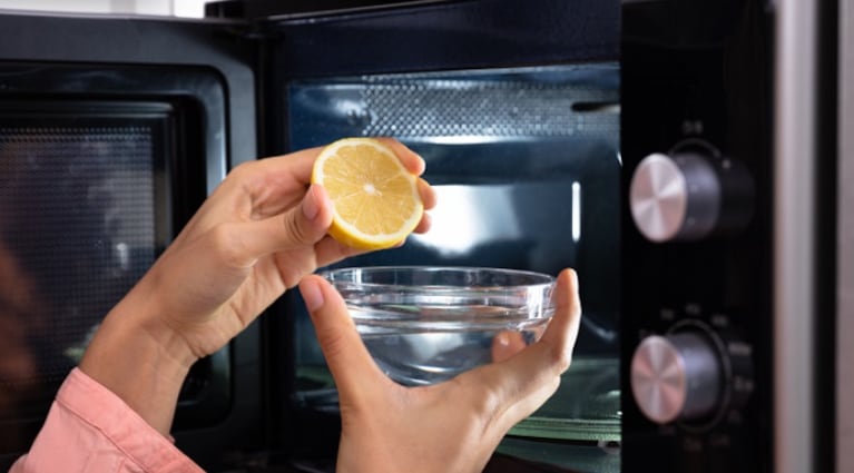 3 emergencias del hogar que podés resolver con una fruta económica y que siempre tenés en casa