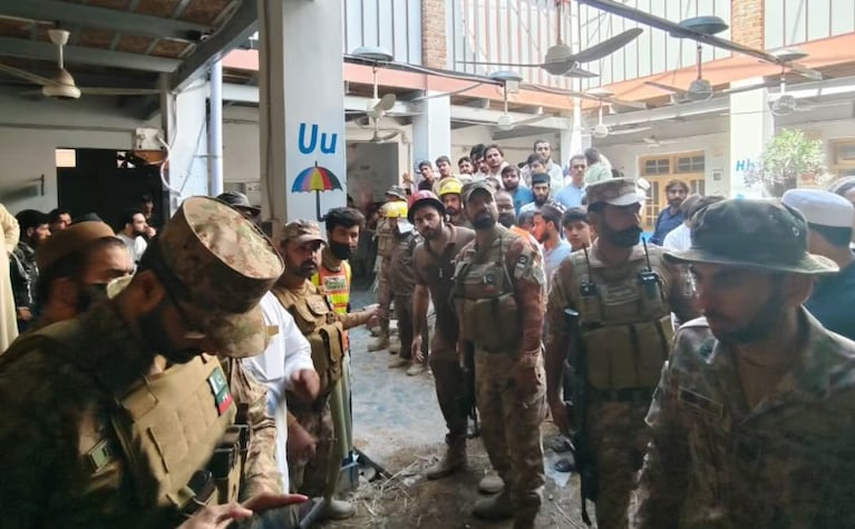 34 alumnos y un profesor murieron tras el derrumbe del techo de la escuela.