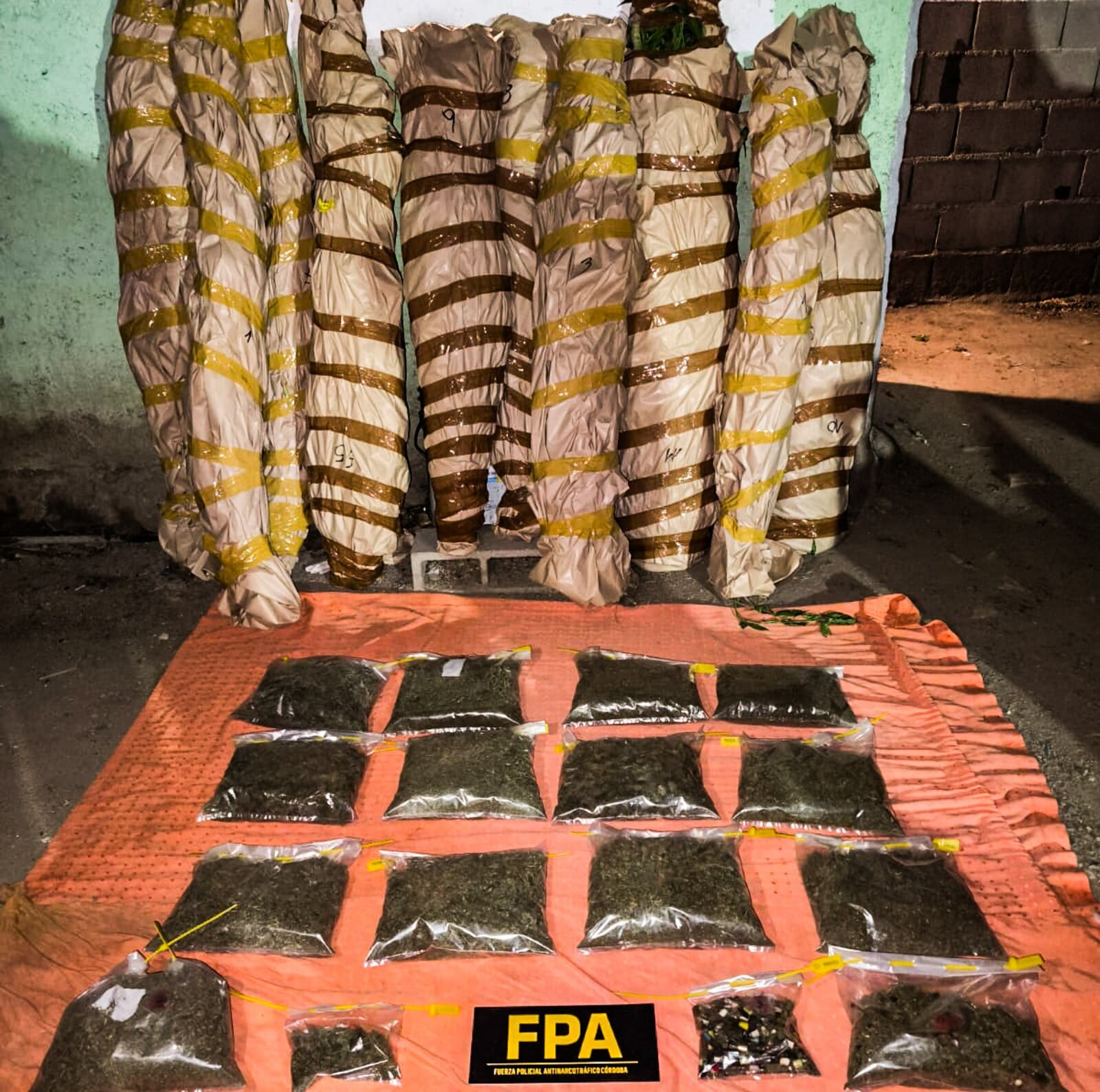 Marihuana y cocaína, entre los elementos incautados.