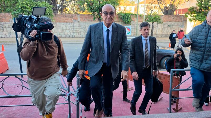 Oscar González en el ingreso a los Tribunales de Villa Dolores. Foto: ElDoce.tv.
