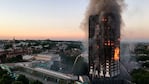 40 camiones de bomberos luchan contra el fuego. 