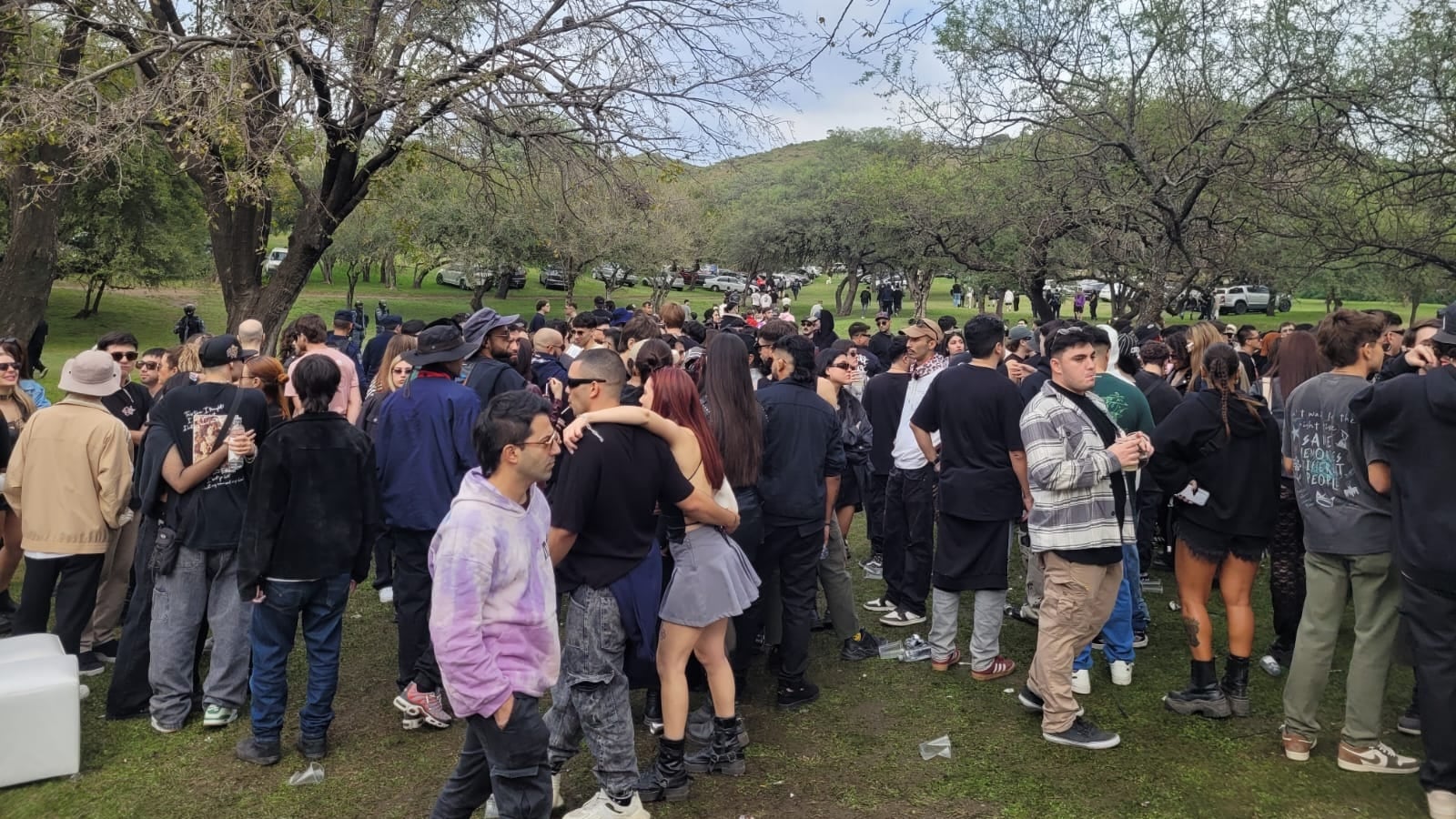 500 jóvenes, DJ y drogas en una fiesta clandestina en las sierras de Córdoba.