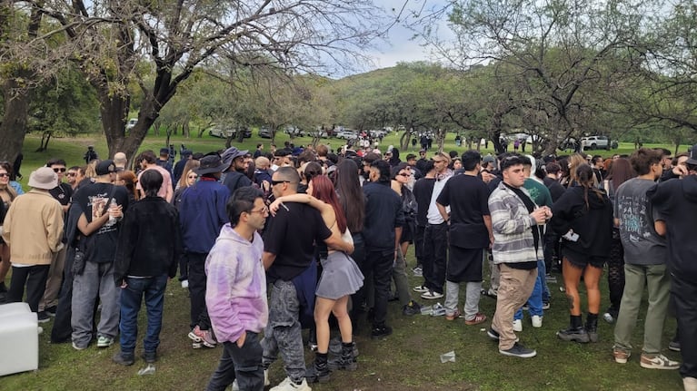500 jóvenes, DJ y drogas en una fiesta clandestina en las sierras de Córdoba.