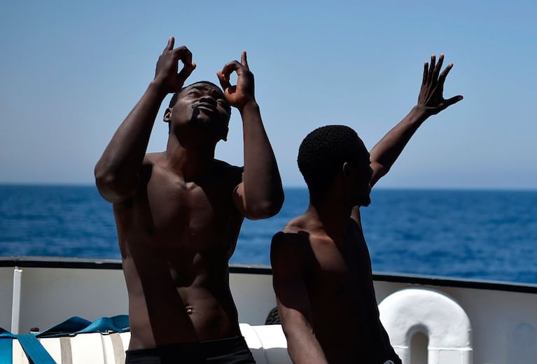 500 refugiados naufragaron en el Mediterráneo. Al menos siete murieron.