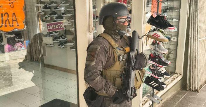 Vendían zapatillas en la peatonal de Córdoba, pero adentro escondían droga: tres detenidos