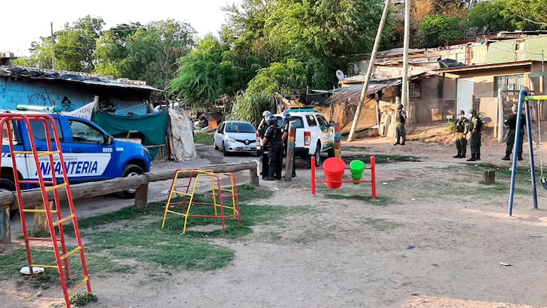 60 efectivos de la Policía y Gendarmería participaron de los allanamientos en Villa Urquiza.