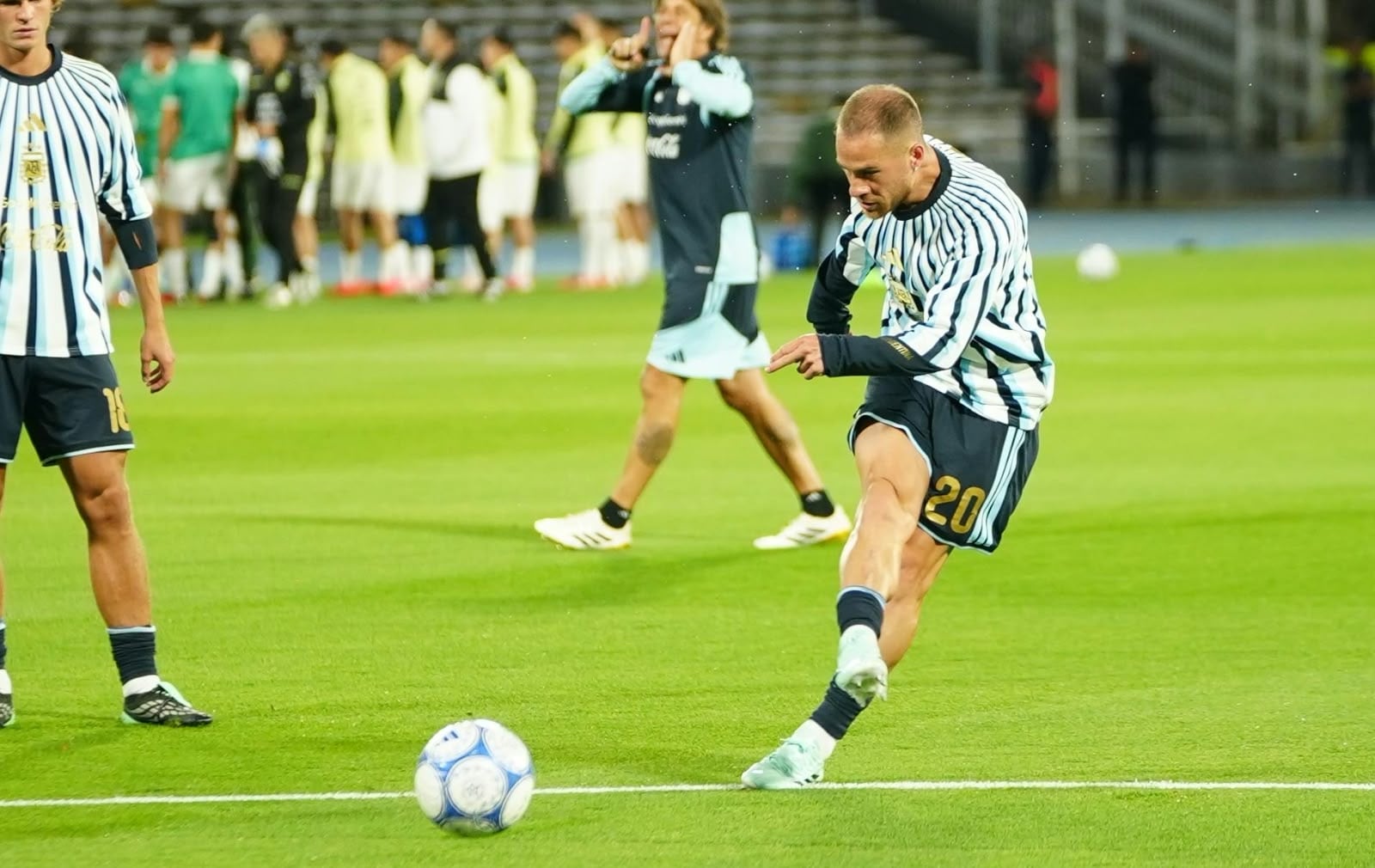 Movimientos precompetitivos en el Kempes. (Foto: Lucio Casalla/El Doce)