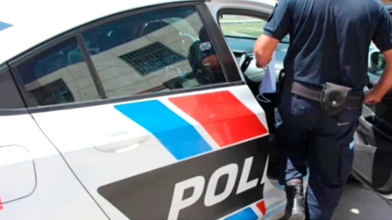 Policía le robó la tarjeta de crédito a un compañero, se fue de compras y lo descubrieron: está detenido