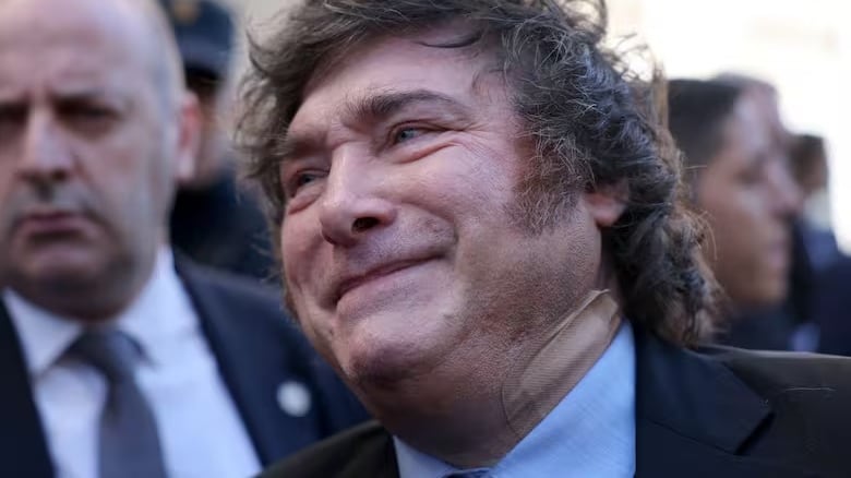 El vendaje en el cuello de Milei que llamó la atención durante su viaje por España