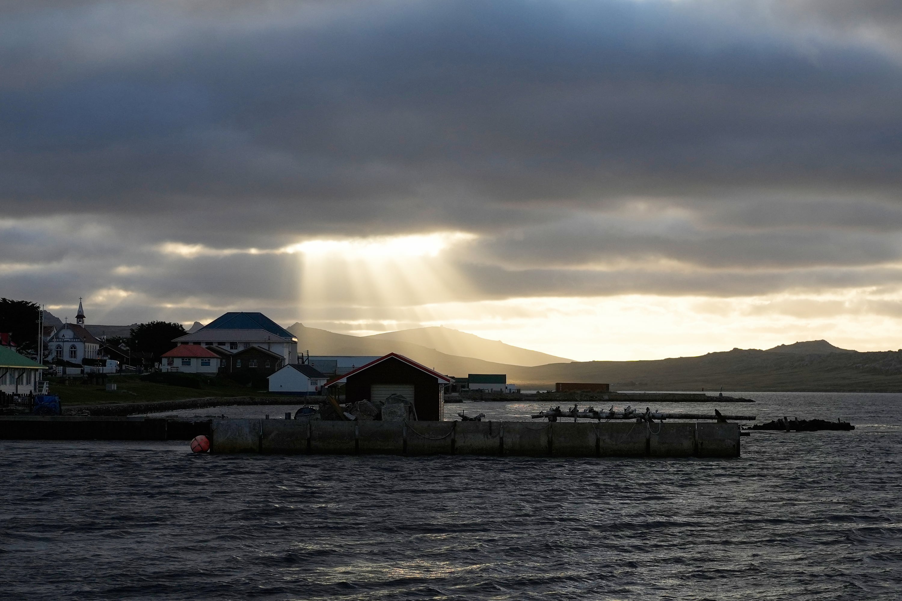 ARCHIVO - La luz del sol atraviesa las nubes sobre Stanley, en las Islas Malvinas, 14 de marzo de 2026. (AP Foto/Ricardo Mazalan, Archivo)