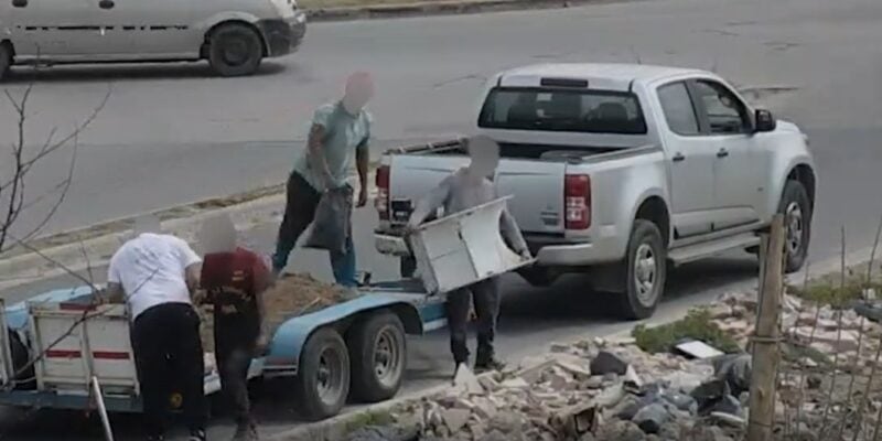 Los multaron en $4 millones y les secuestraron la camioneta por tirar basura en plena calle de Córdoba: el video