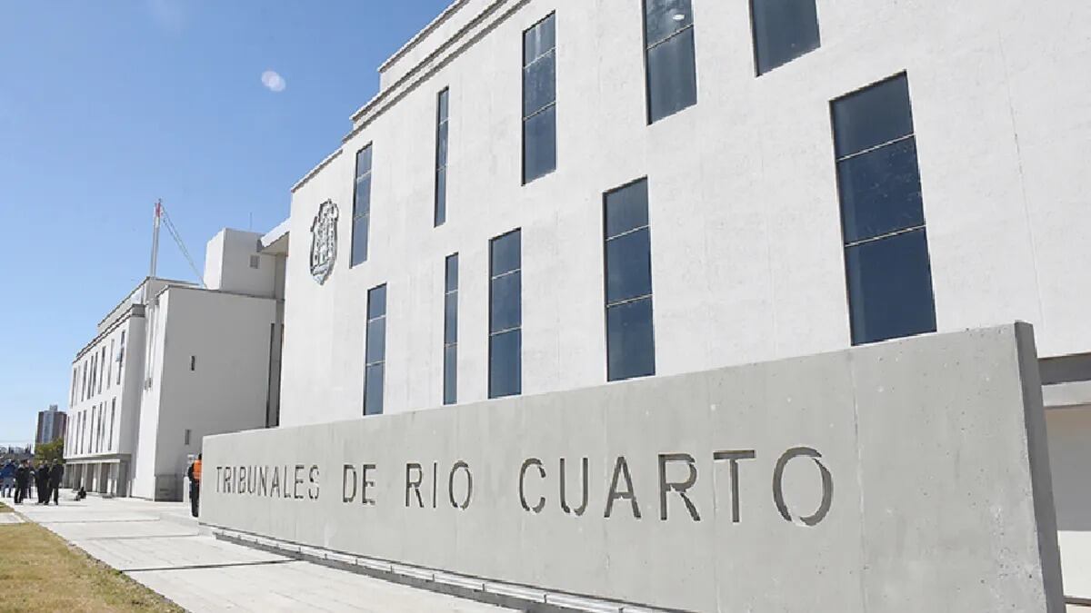 Un exprofesor de hockey acusado de múltiples abusos fue detenido tras romper la perimetral