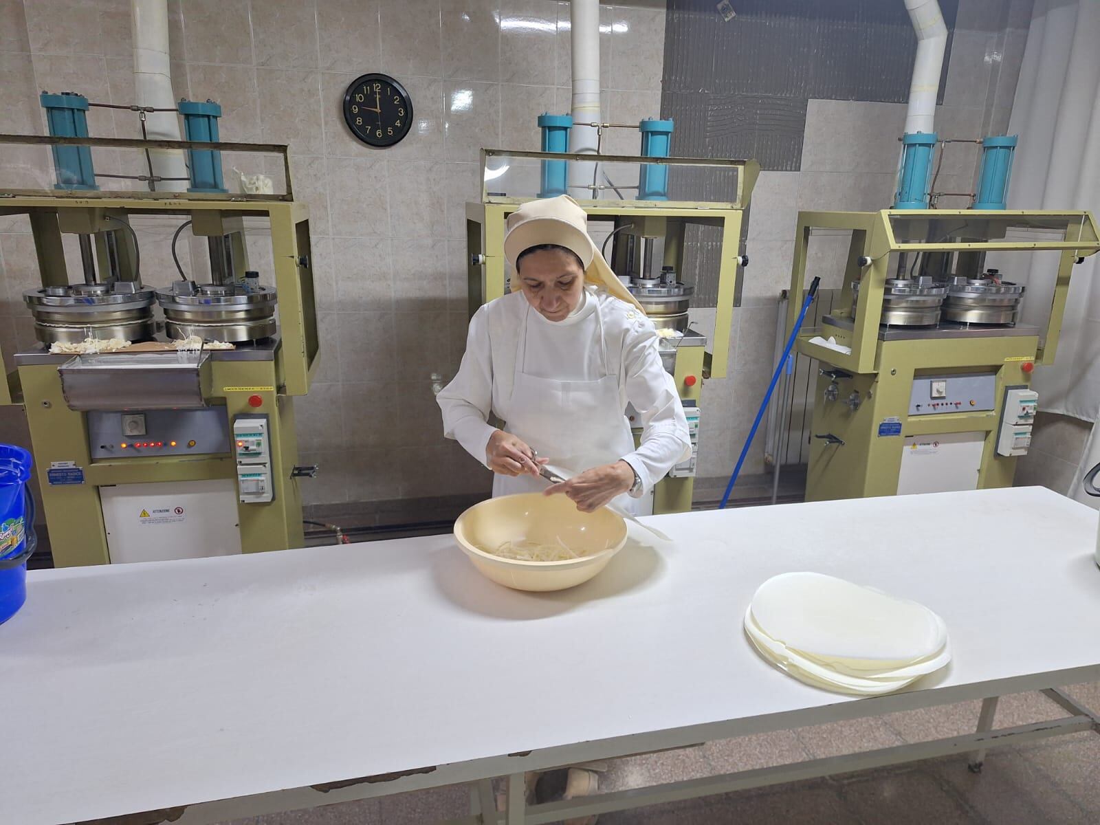 Las hermanas de la congregación Hijas de San José elaboran 400 mil hostias.