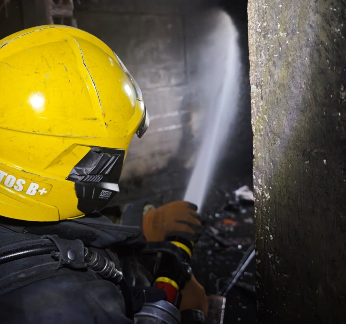 Los bomberos completaron las tareas y realizaron trabajos de refrigeración