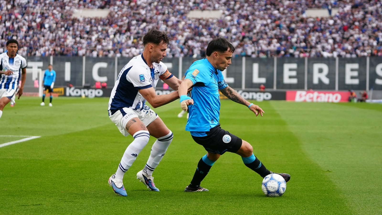 Schott marcando a Zelarayán. (Foto: Lucio Casalla/El Doce)