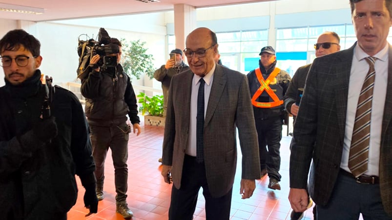 Oscar González en el ingreso a los Tribunales de Villa Dolores. Foto: ElDoce.tv.