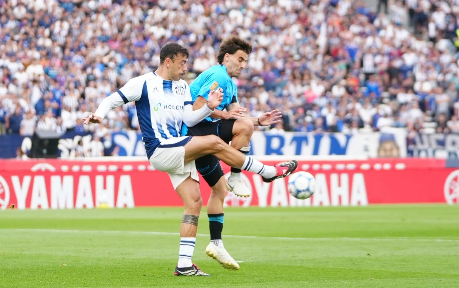 Catalán con González Metilli en el clásico cordobés. (Foto: Lucio Casalla/El Doce)
