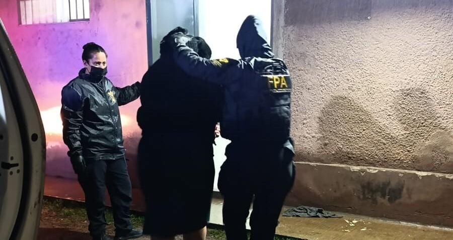 Vendían droga en la Cañada y fueron atrapadas cuando intentaron huir por un callejón