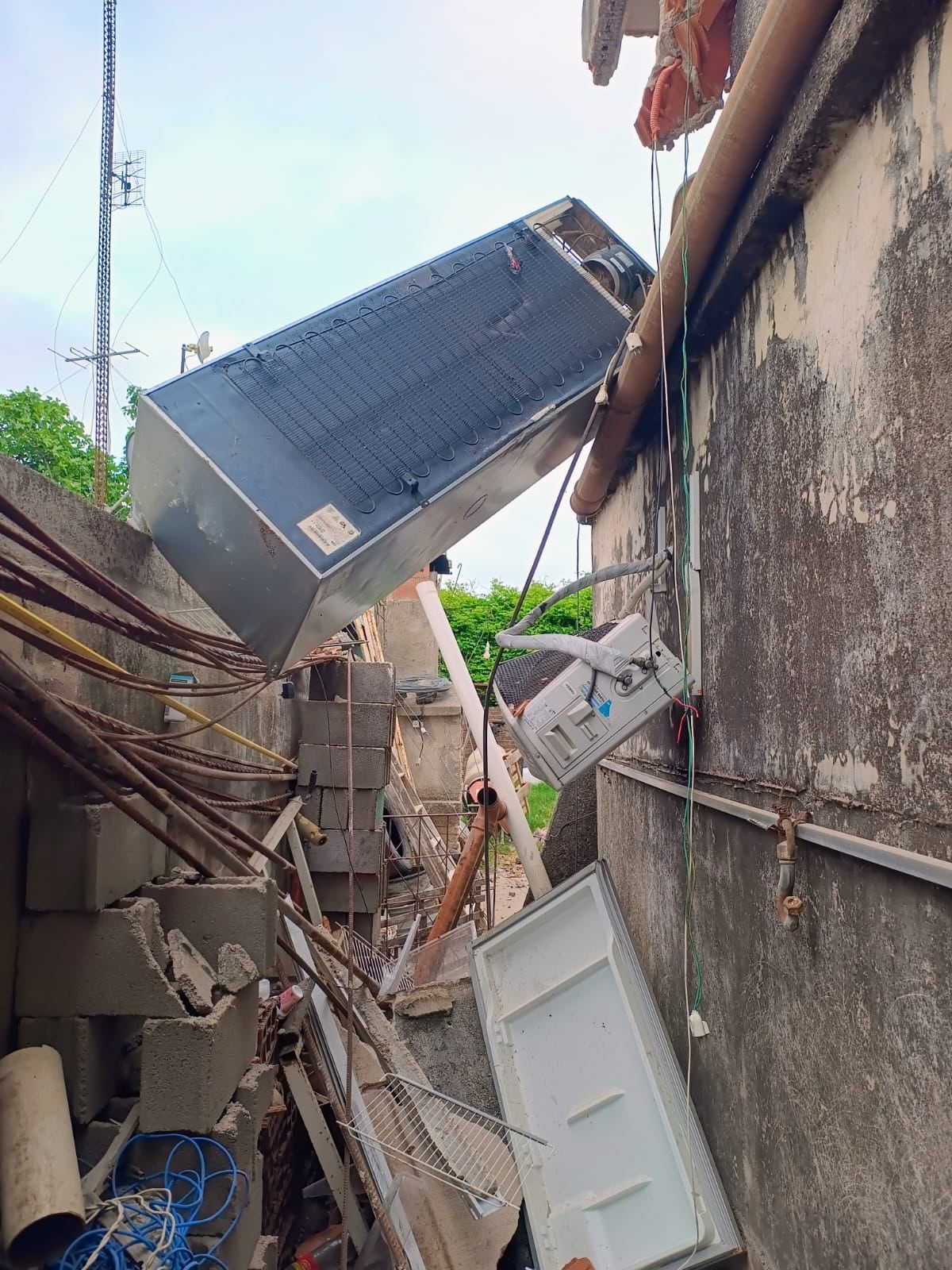 La explosión se produjo por una combustión de gases.