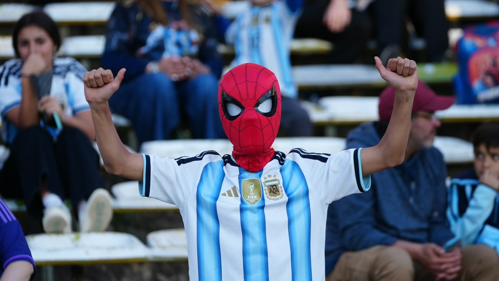 Los hinchas en el Kempes para alentar a la Selección. (Foto: Lucio Casalla/El Doce)