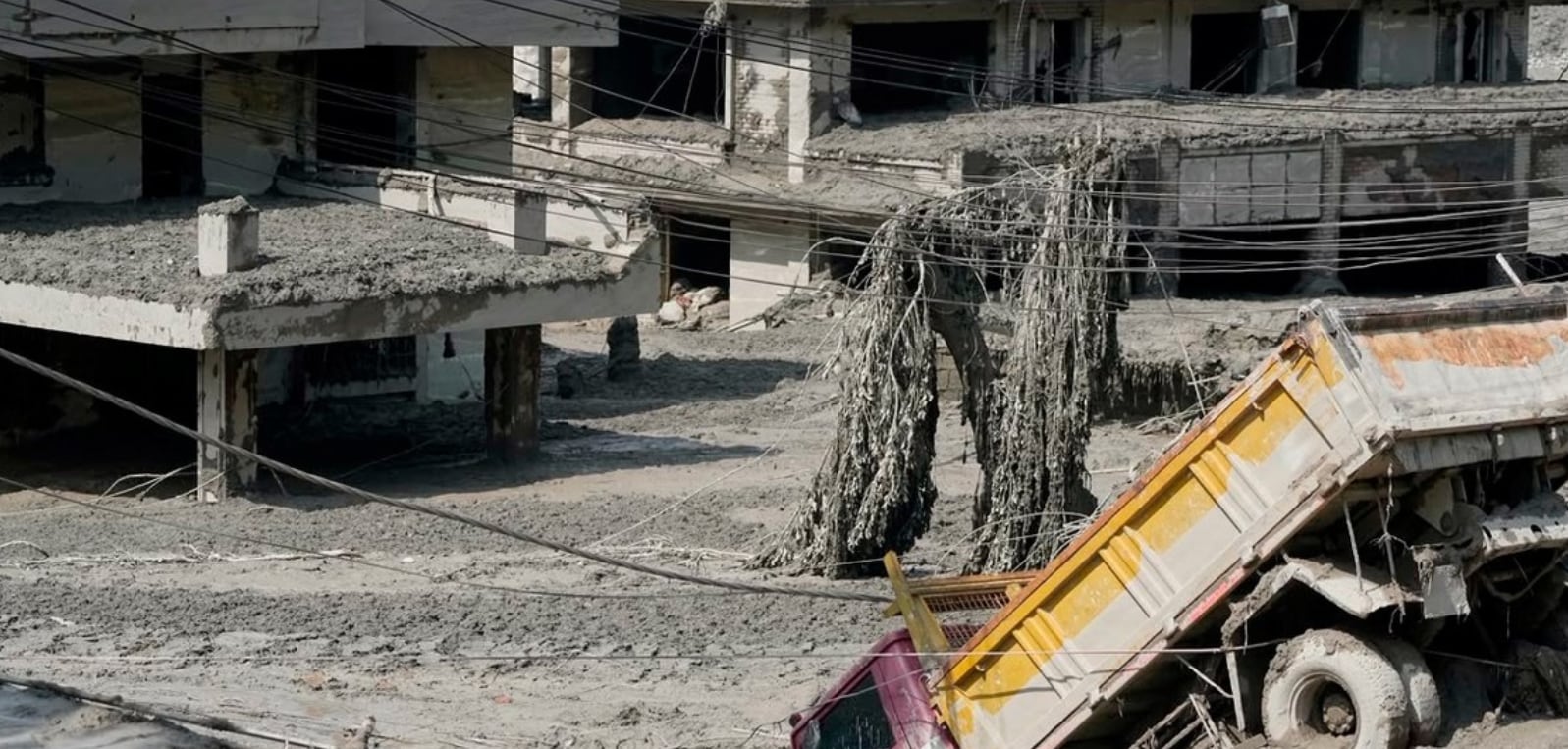 El desastre dejó a 300 turistas desaparecidos y al menos 16 muertos.