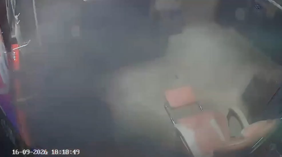 Se prendió fuego un parlante en un shopping de Córdoba y un policía controló el incendio: el video