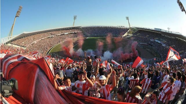 La vez que River e Instituto se repartieron el Kempes a la mitad.