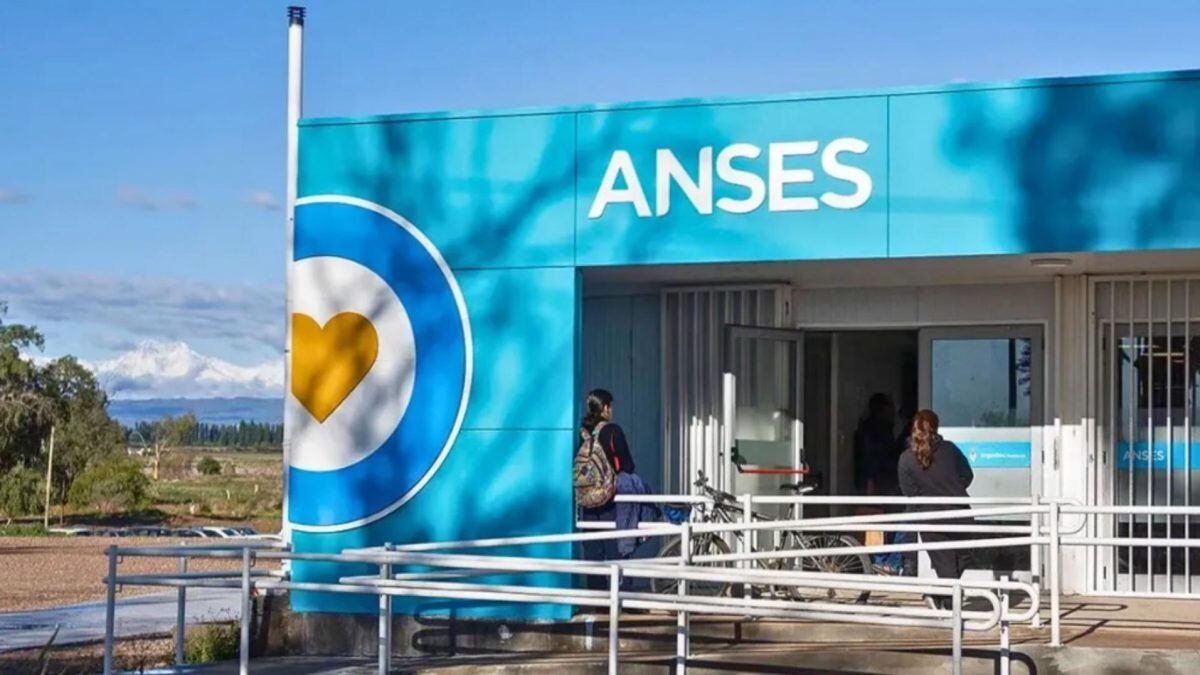 El Gobierno busca eliminar los aumentos automáticos de la AUH y asignaciones familiares.