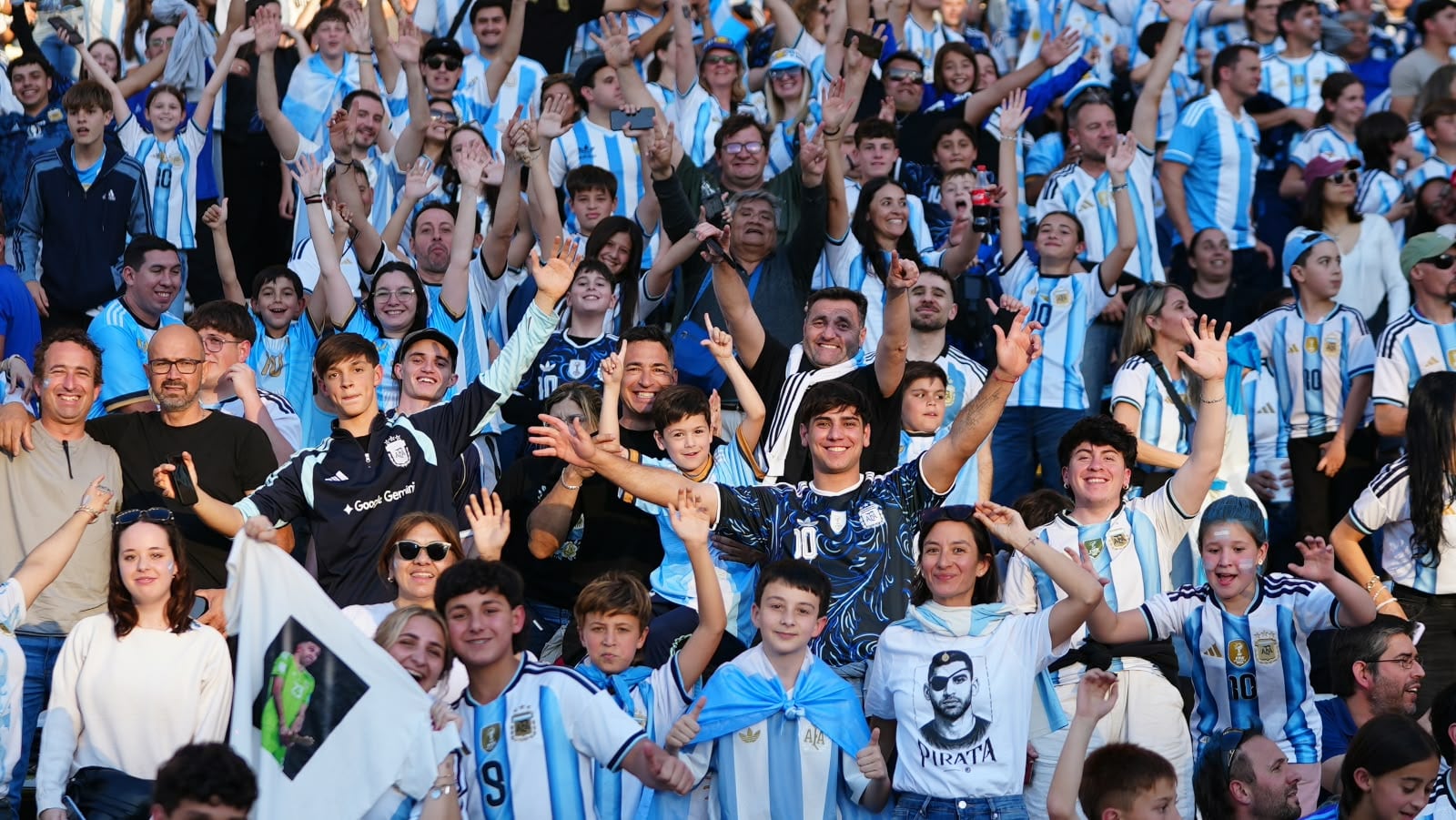 Los hinchas en el Kempes para alentar a la Selección. (Foto: Lucio Casalla/El Doce)
