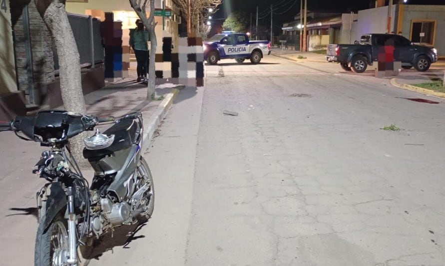 Un joven motociclista murió tras chocar con una camioneta en el interior de Córdoba