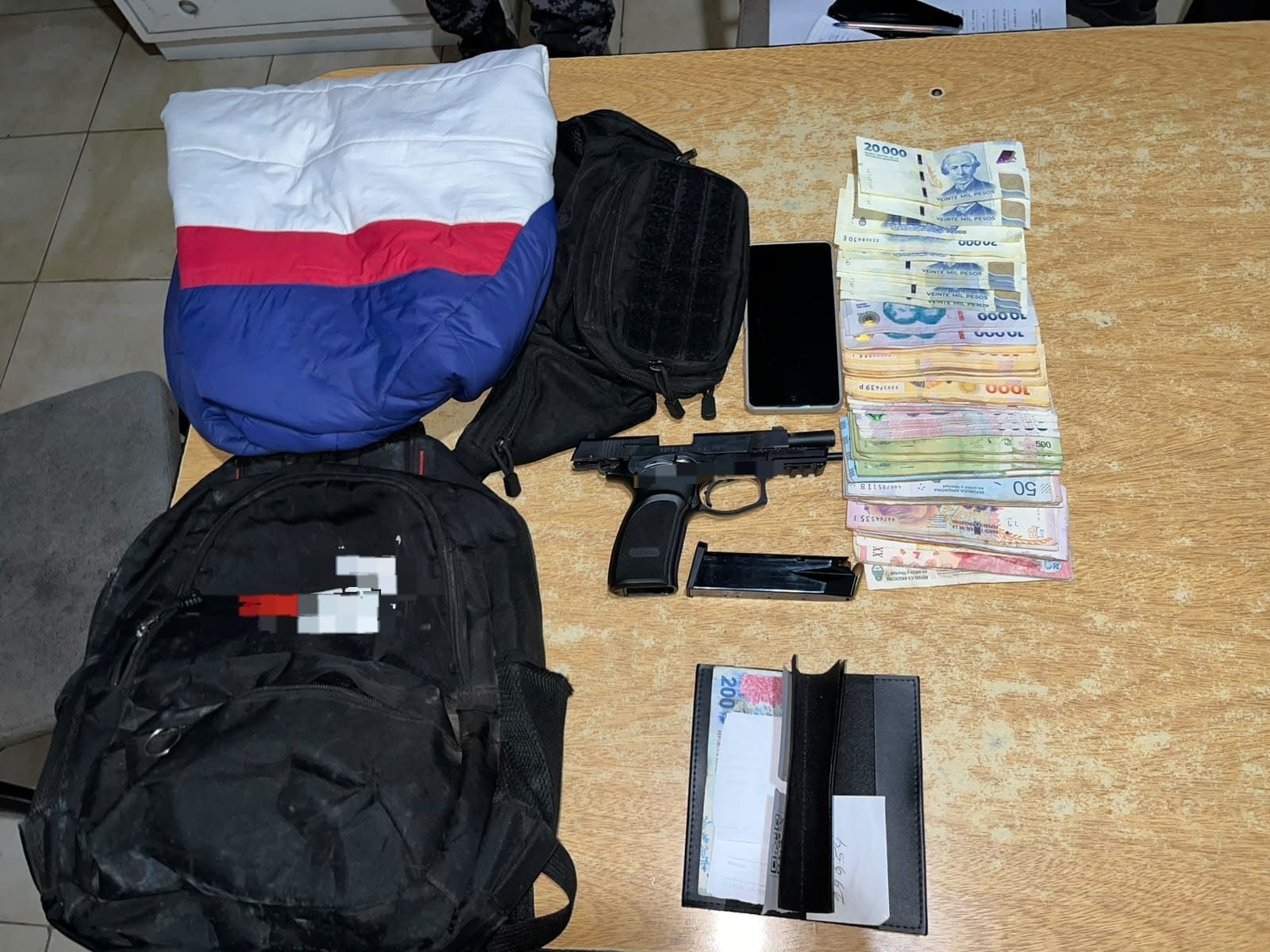 Lo secuestrado tras el robo en Holmberg.
