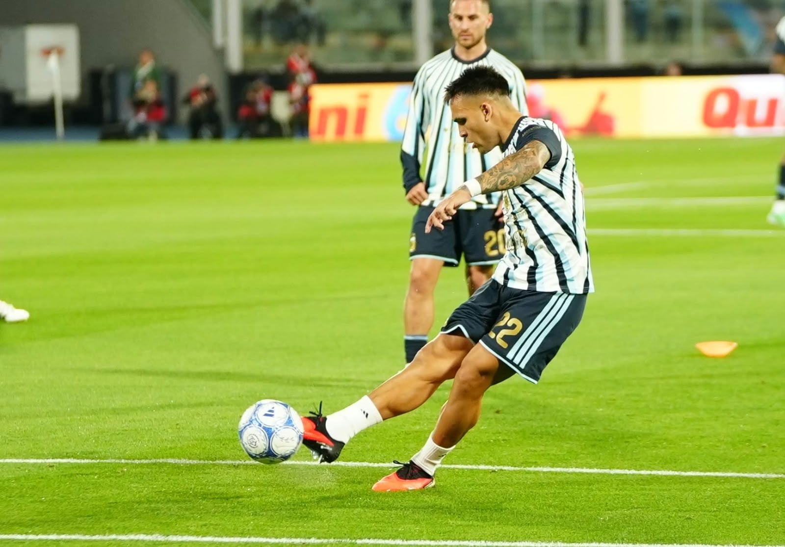 Movimientos precompetitivos en el Kempes. (Foto: Lucio Casalla/El Doce)