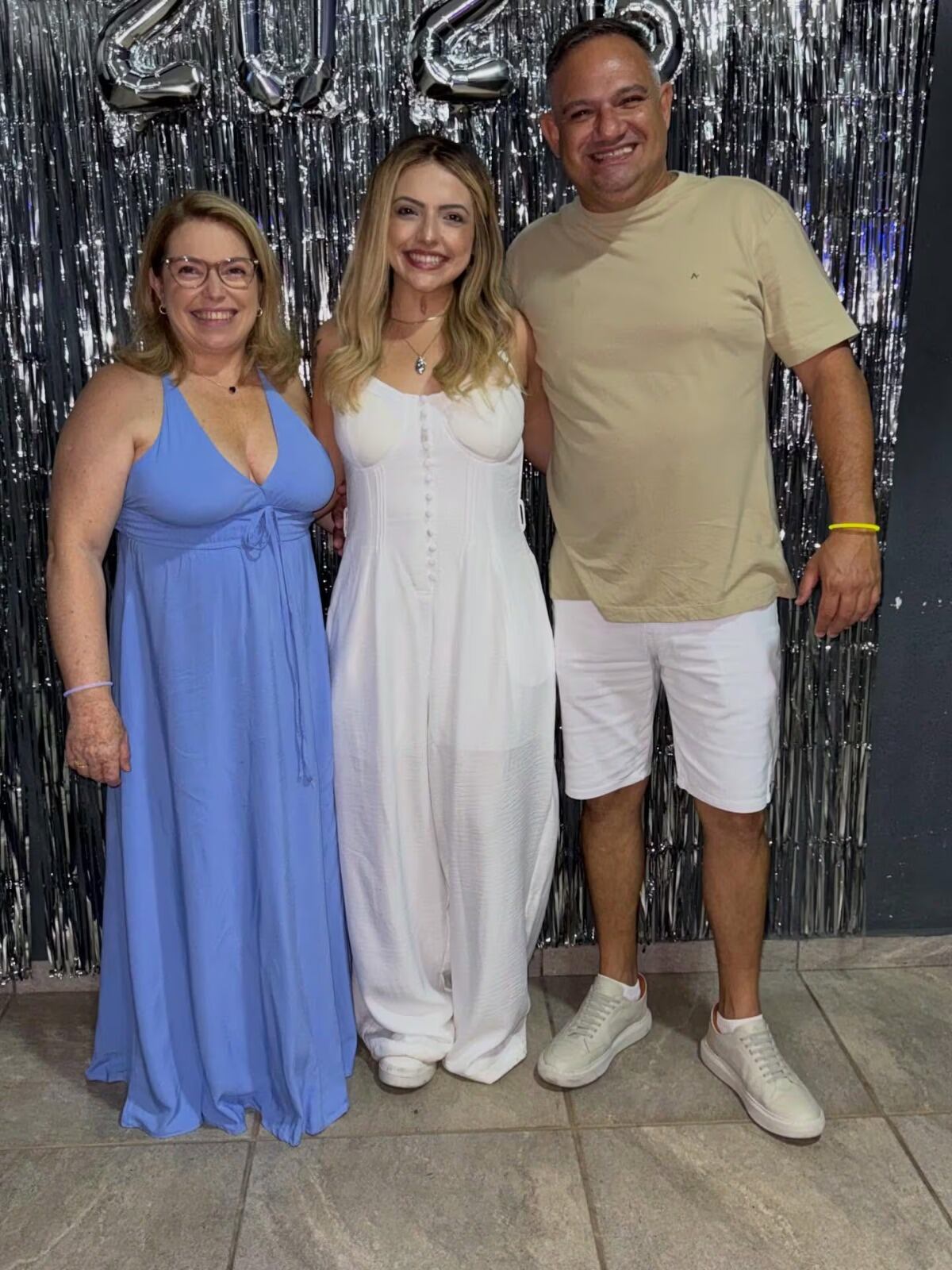 El esposo y padre junto a las dos fallecidas. Imagen: @cibelemarchiss