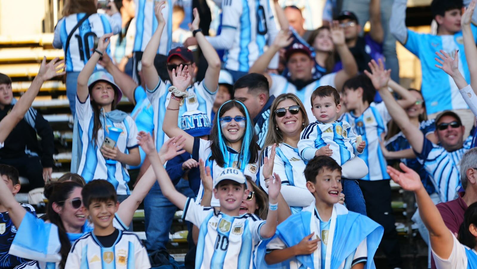 Los hinchas en el Kempes para alentar a la Selección. (Foto: Lucio Casalla/El Doce)