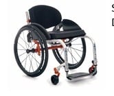 Tiziano necesita una silla de ruedas adaptada para su vida diaria.