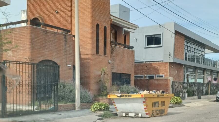 Horror en Córdoba: se le cayó un ventanal encima y murió desangrada en su casa