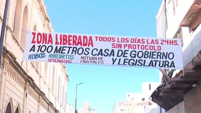 "A 100 metros de Casa de Gobierno y Legislatura": mientras ponían el pasacalles fueron testigos de un asalto.