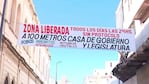 "A 100 metros de Casa de Gobierno y Legislatura": mientras ponían el pasacalles fueron testigos de un asalto.