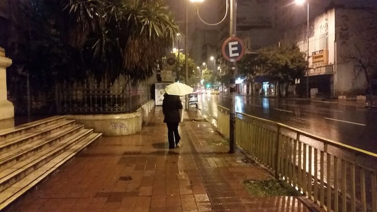 A buscar la campera y el paraguas para salir de casa.
