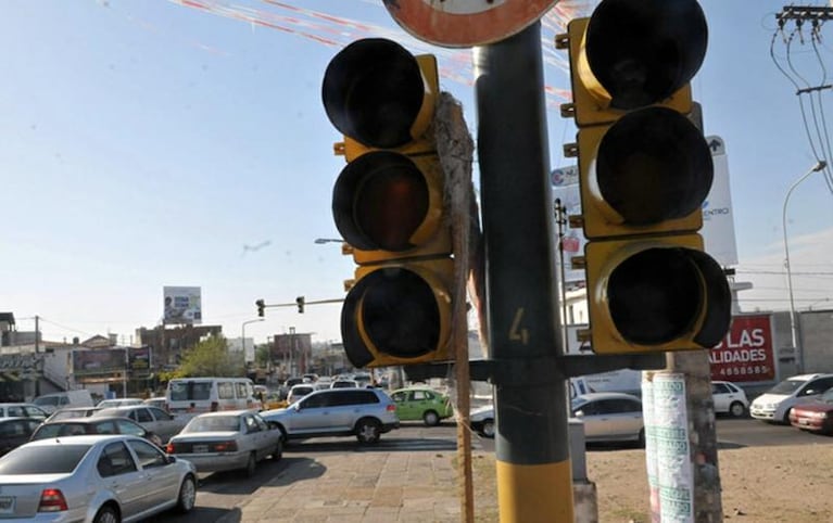 A circular con precaución: los semáforos no funcionan en toda la provincia.