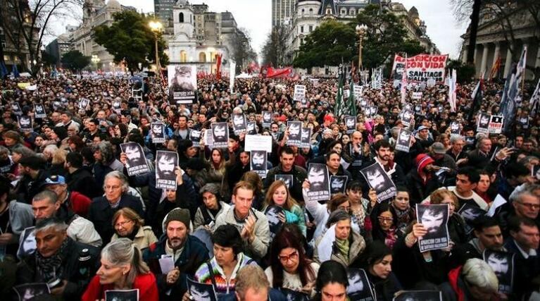 A dos meses de su desaparición, el país pide por Santiago