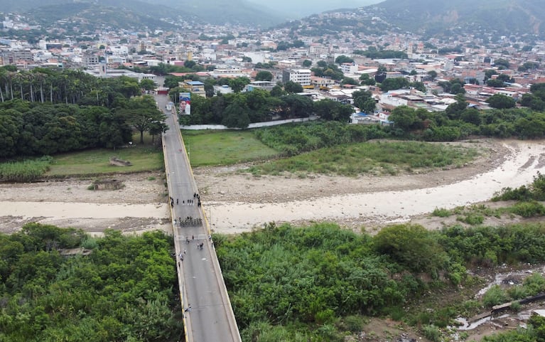 A drone view shows Venezuelan security forces blocking the boundary of Venezuela and Colombia of the Simon Bolivar International Bridge after the Venezuelan government closed its borders and airspace to Colombia for a period of 72 hours, on the day of the inauguration of Venezuela's President Nicolas Maduro for a third six-year term, in Cucuta, Colombia January 10, 2025. REUTERS/Carlos Eduardo Ramirez