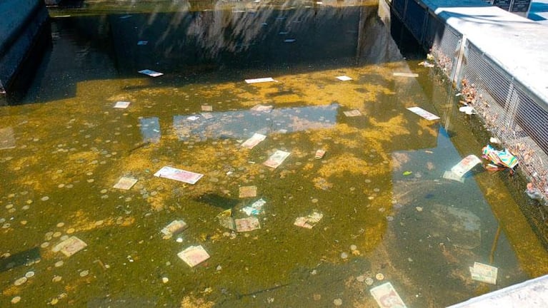 A falta de monedas, la fuente del Cucú se llenó de billetes