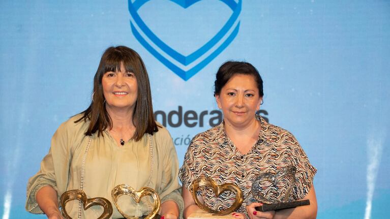 A la izquierda, Viviana Yzaguirre, feliz con la distinción.